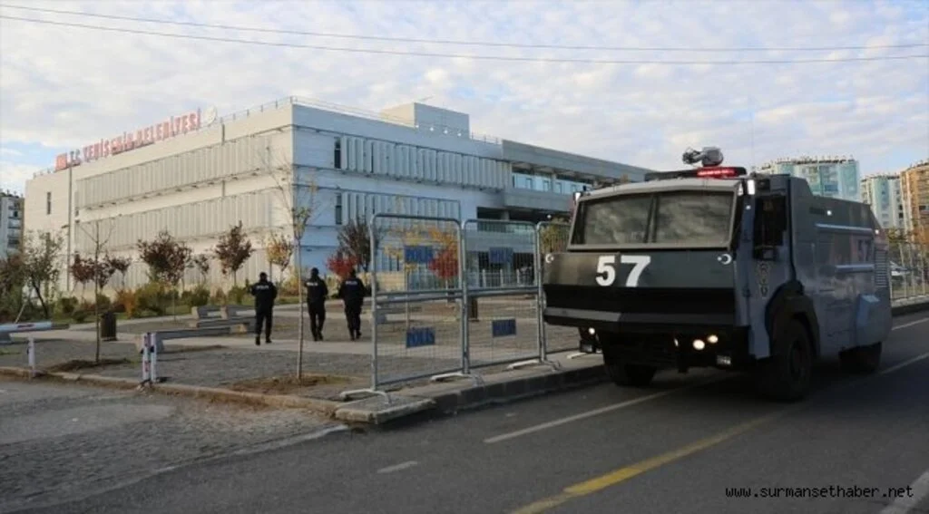 Diyarbakır'da 2 HDP'li belediyeye görevlendirme