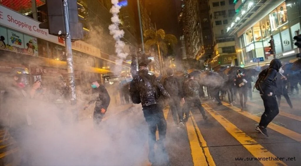 Hong Kong'da protestolar Noel akşamında da devam etti