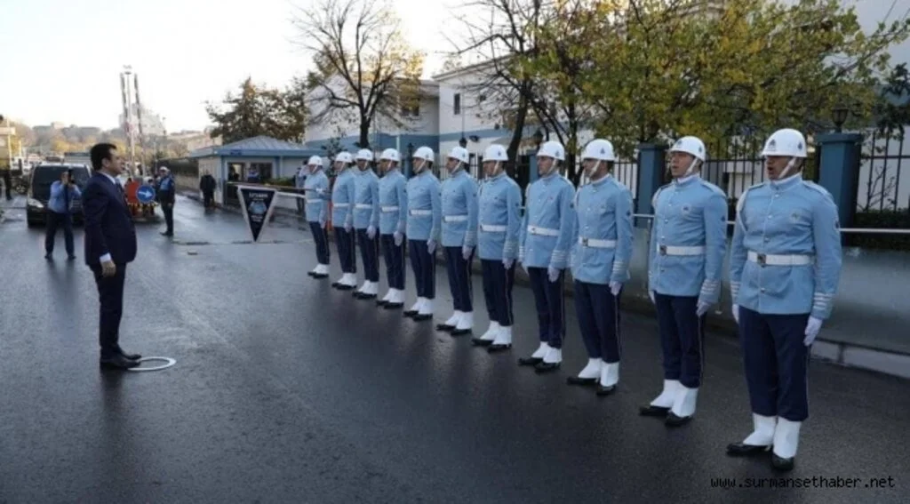İmamoğlu zabıtaları dizip kendine tören yaptırdı