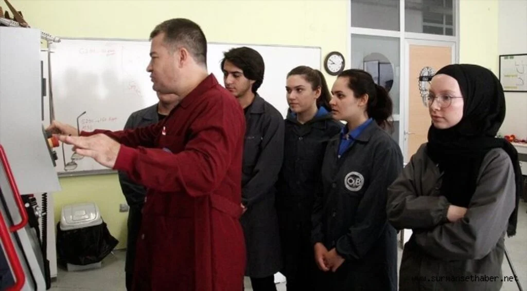 Öğrenciler  hem tasarlıyor hem üretiyorlar