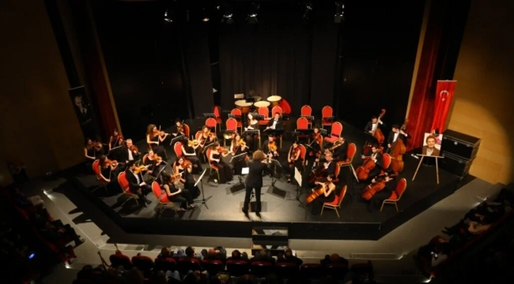 ORKESTRA TÜRKAN SAYLAN İÇİN ÇALDI