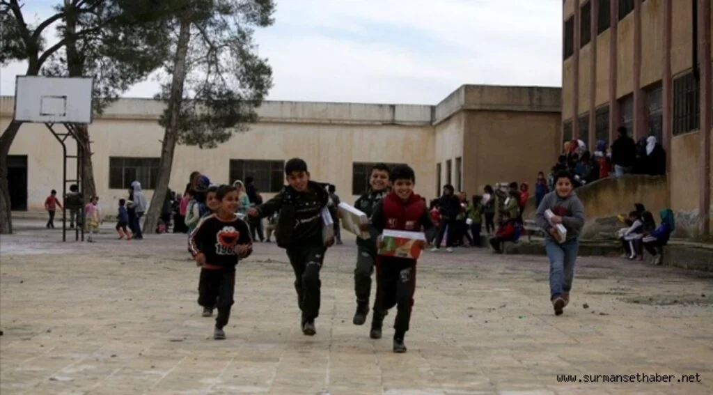 Tel Abyad'da 300 öğrenciye ders kitabı dağıtıldı