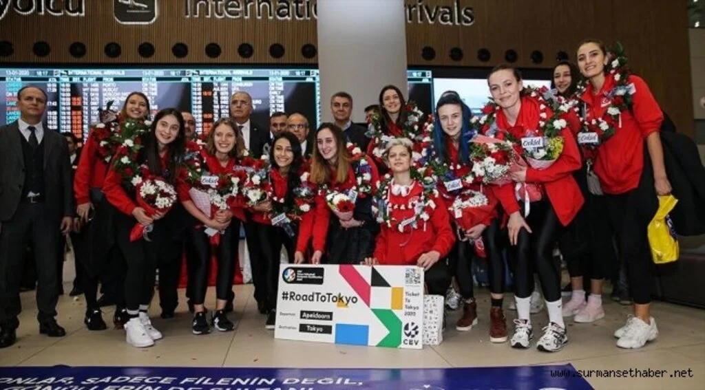 A Milli Kadın Voleybol Takımı, İstanbul'da coşkuyla karşılandı