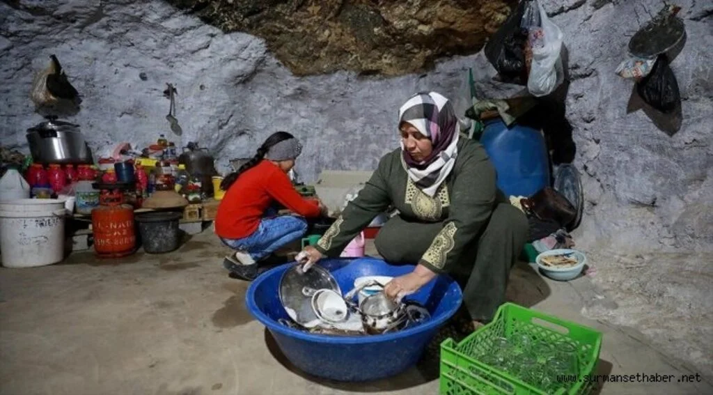 İsrail'in evlerini yıktığı Filistinliler mağaraları mesken tuttu