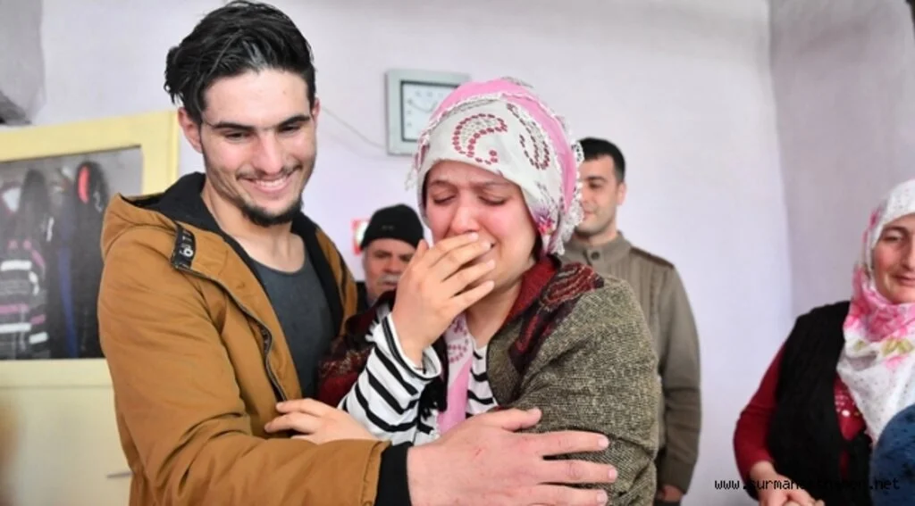 Suriyeli Mahmud elleri ile kazıyarak enkaz altından hayat kurtardı