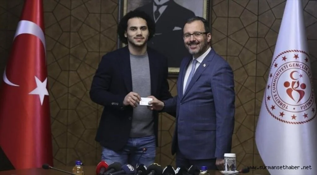 Bakan Kasapoğlu Larkin'e TC kimlik kartını verdi