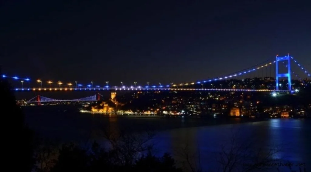 İstanbul'un iki köprüsü Kosova bayrağı renklerine büründü