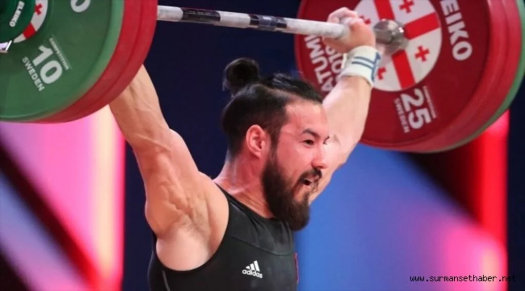 Milli halterci Daniyar İsmayilov, Özbekistan'da 3 altın madalya kazandı