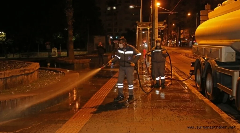 Antalya’da yollar yıkanarak dezenfekte ediliyor