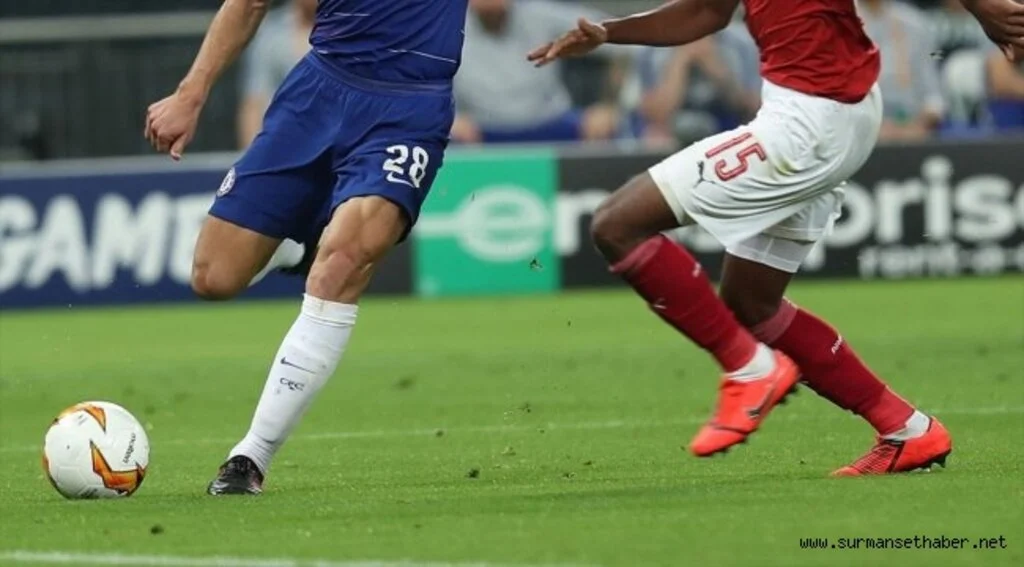 İngiltere'de futbol maçları mayısa kadar oynanmayacak