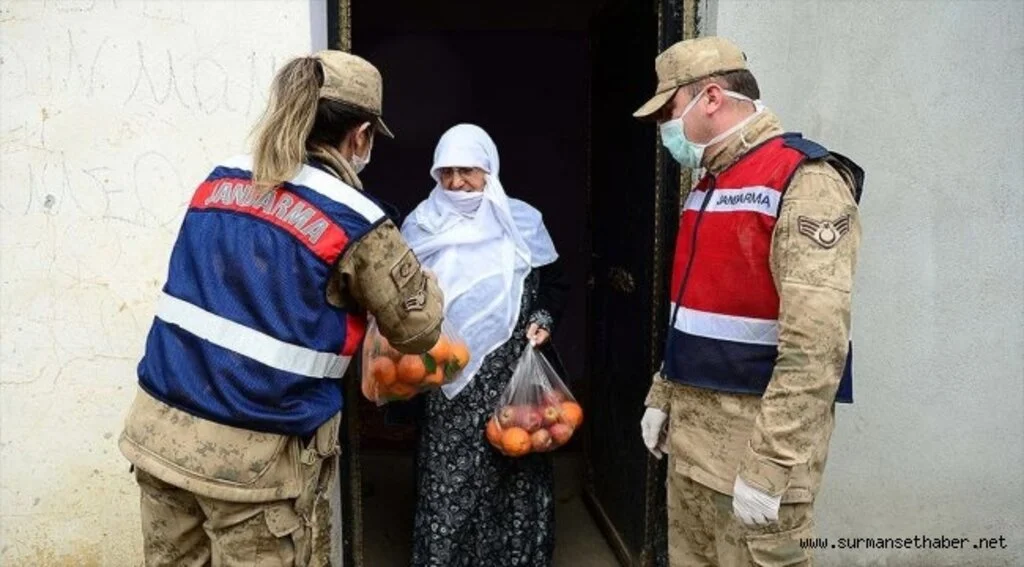 Jandarma ihtiyaçlarını karşıladığı yaşlılara devletin şefkatli elini uzatıyor