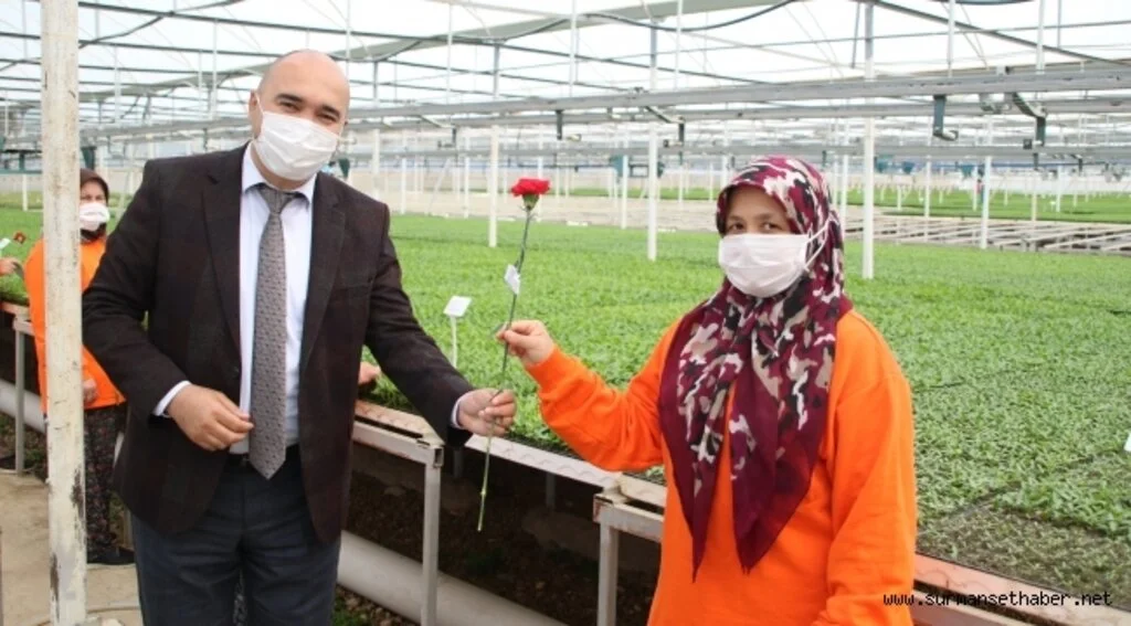 Başkan Muhittin Böcek’ten 1 Mayıs çiçeği 