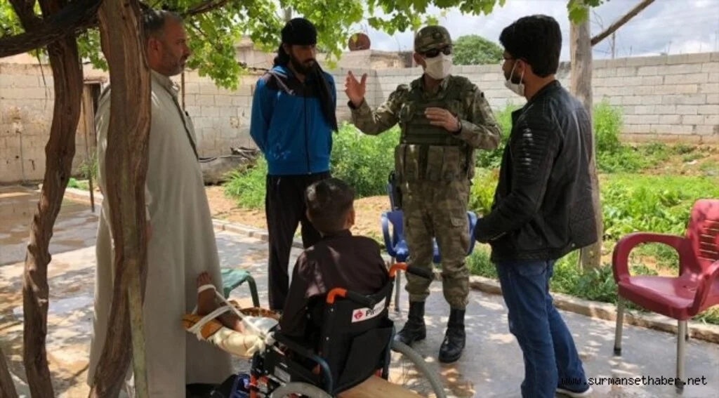 Mehmetçik, PKK/YPG'nin sakat bıraktığı Suriyeli çocuğu ziyaret etti