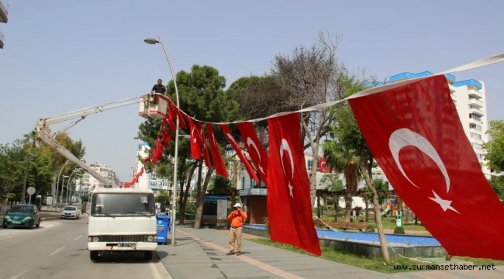Antalya al bayraklarla süslendi 