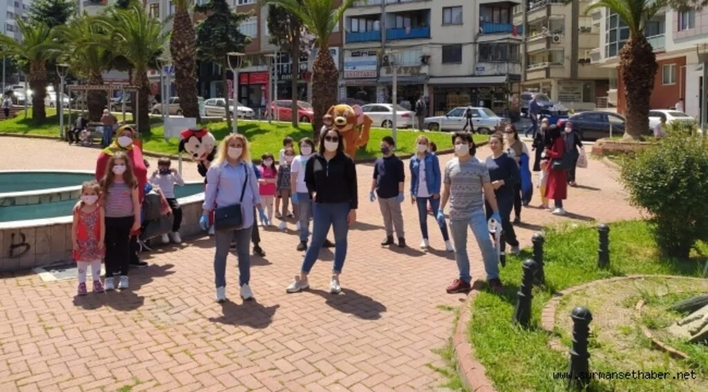 CHP'li Gençler Çocuklara Maske Dağıttı