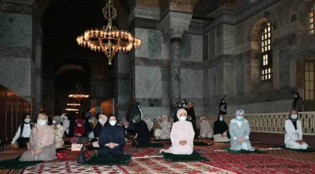 Emine Erdoğan, Ayasofya-i Kebir Cami-i Şerifi'ndeki Cuma namazına iştirak etti