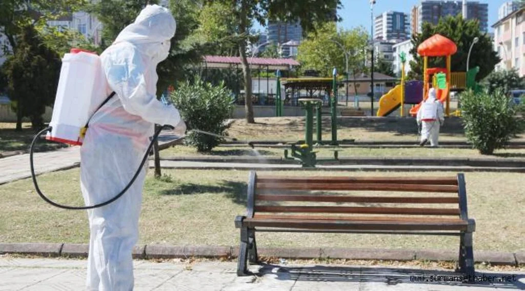 Atakum Belediyesi’nin  hijyen timleri kentteki tüm  parkları dezenfekte ediyor