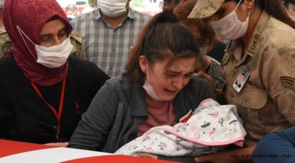 20 GÜNLÜK BEBEĞİYLE ŞEHİDİMİZE VEDA ETTİ!