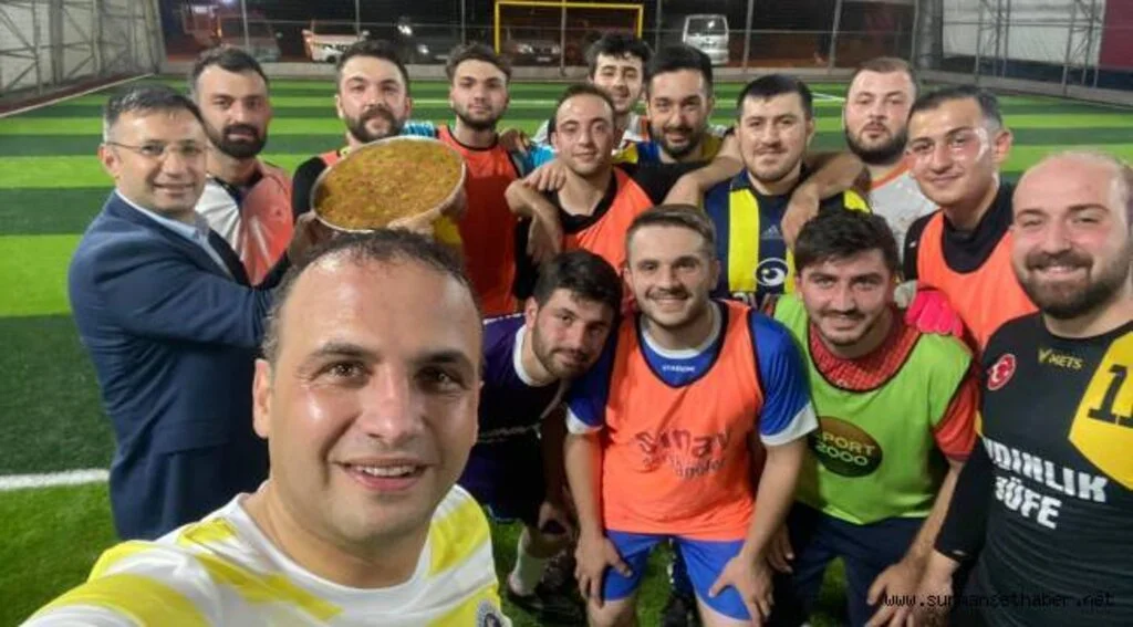 BAŞKAN KİBAR, GENÇLERLE HALI SAHADA BULUŞTU