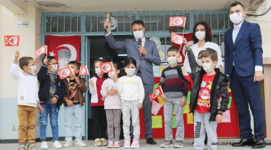 Toplumu ileri taşıyan her gelişmenin ardında öğretmenlerimiz var
