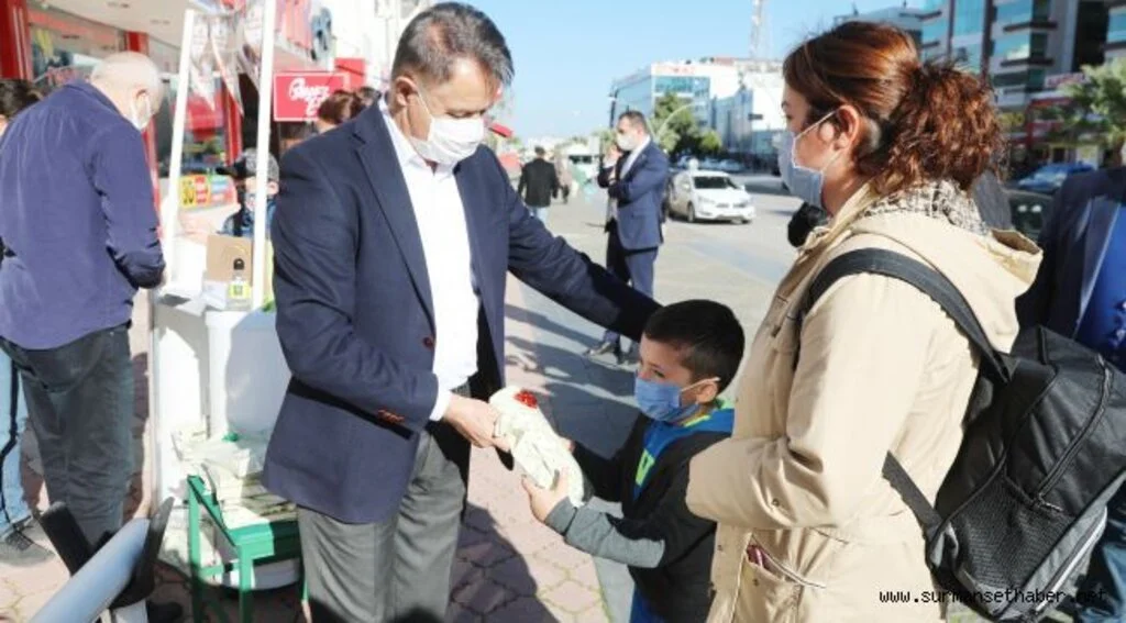 Atakumlu çocuklar Başkan  Deveci’den hediyelerini alıp  yılbaşı kartpostalı yazdı