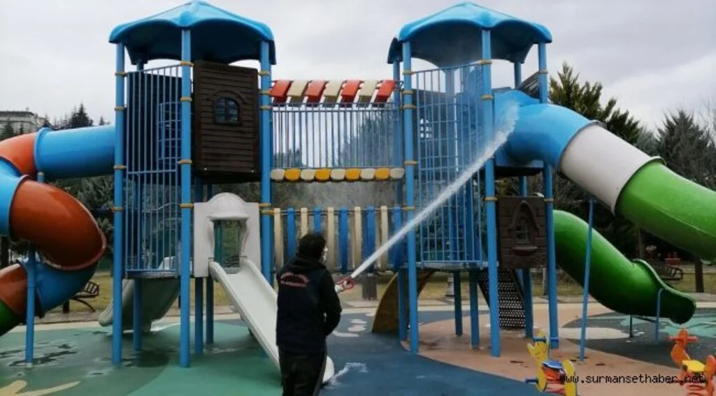 ​KEÇİÖREN'DE PARKLAR DEZENFEKTE EDİLDİ