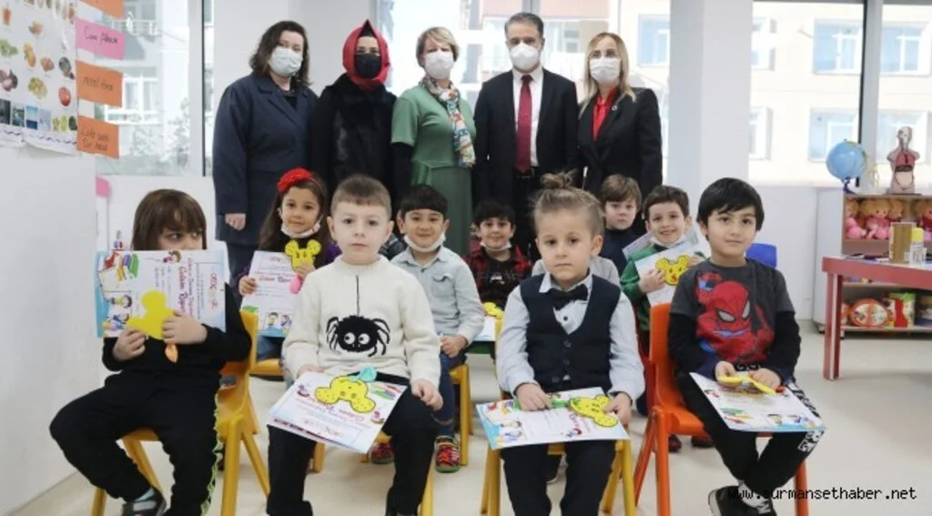 AtaÇocuklu minikler ilk karnelerini  Başkan Cemil Deveci’den aldı