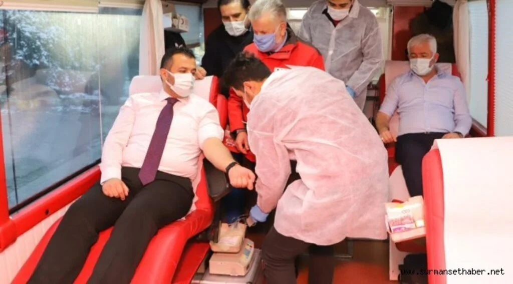  Başkanı Halit Doğan ve belediye personeli Türk Kızılay’a kan bağışında bulundu.
