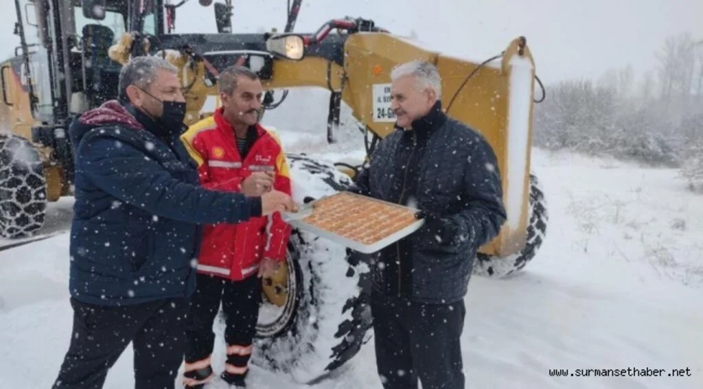 Binali Yıldırım, Karla mücadele ekiplerine tatlı ikram etti