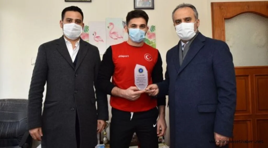 Milli güreşçiye moral ziyareti