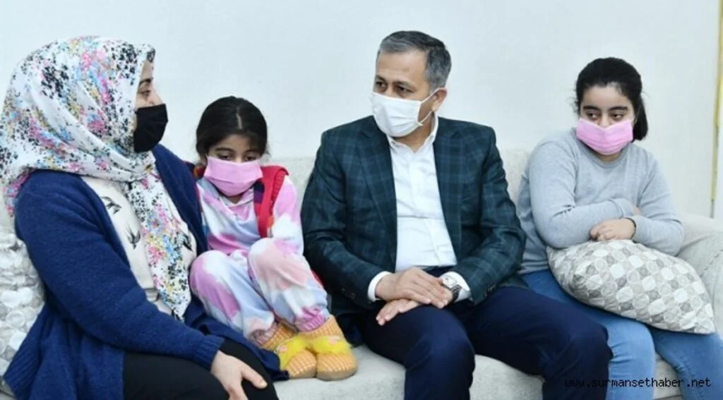 Vali Ali Yerlikaya, 150 Bin Gıda Kolisi Dağıtımı Kapsamında İki Aileyi Ziyaret Etti