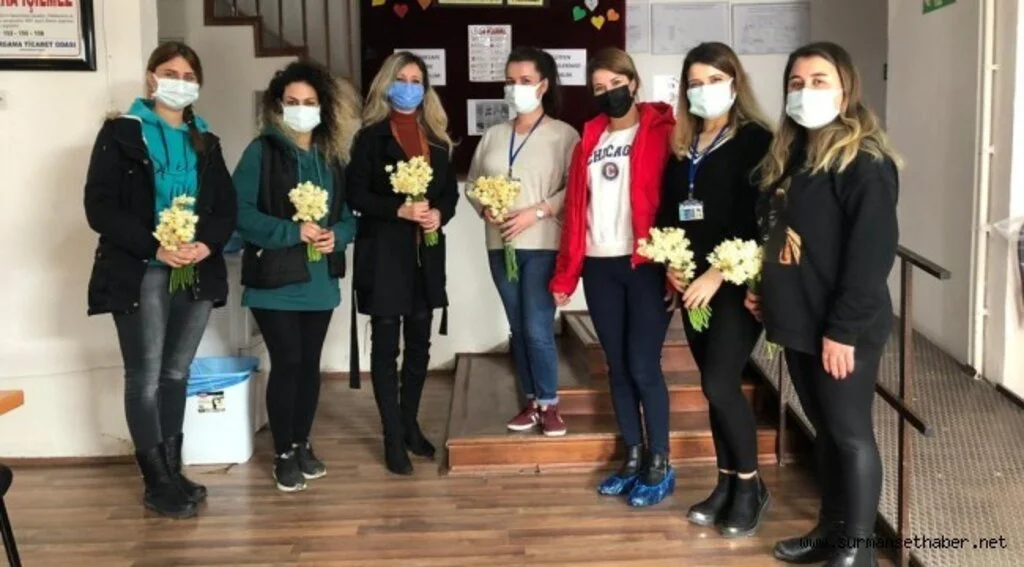 Bergama Belediyesi Nergis çiçeği dağıttı