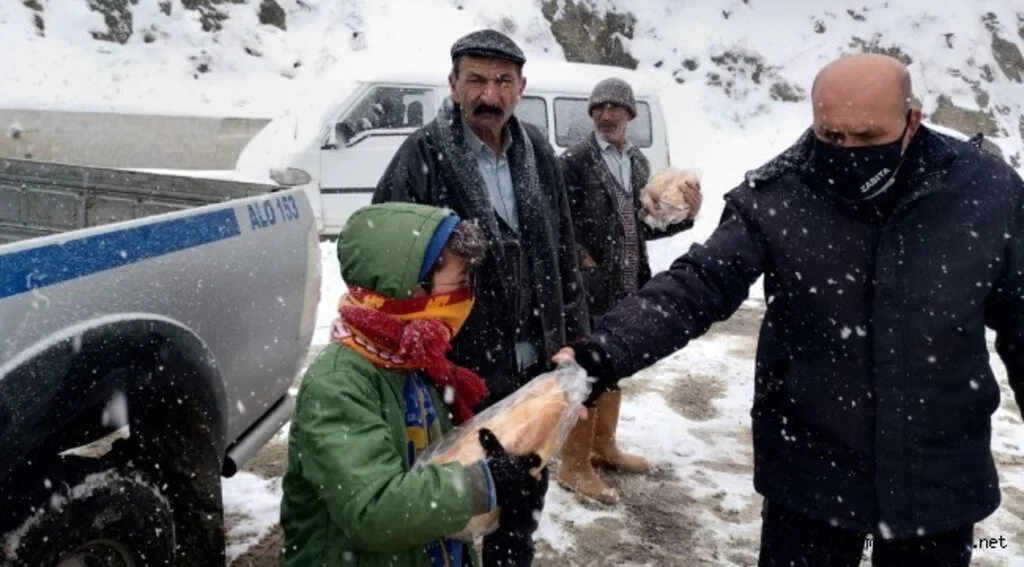 Bergama’da zabıta Yukarıada’ya ekmek dağıttı