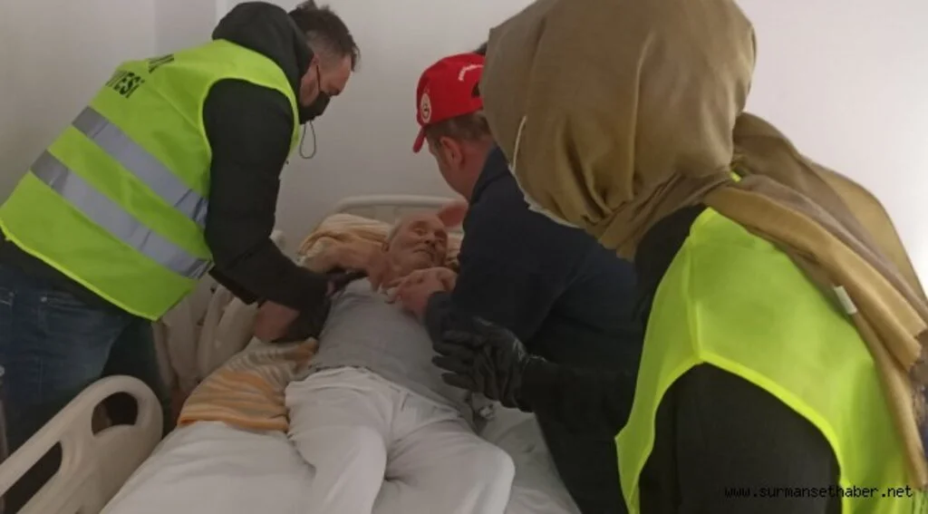 EVİNDE TEDAVİ GÖREN HASTANIN YARDIMINA VEFA EKİPLERİ KOŞTU