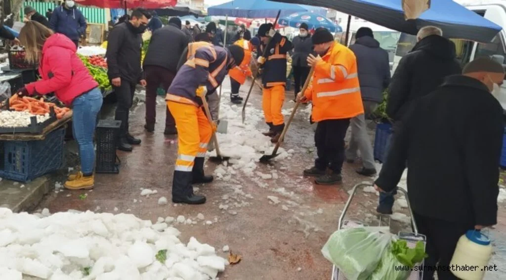 KAR KÜREME EKİPLERİ  BEYAZA BÜRÜNEN KALDIRIMLARI TEMİZLEDİ