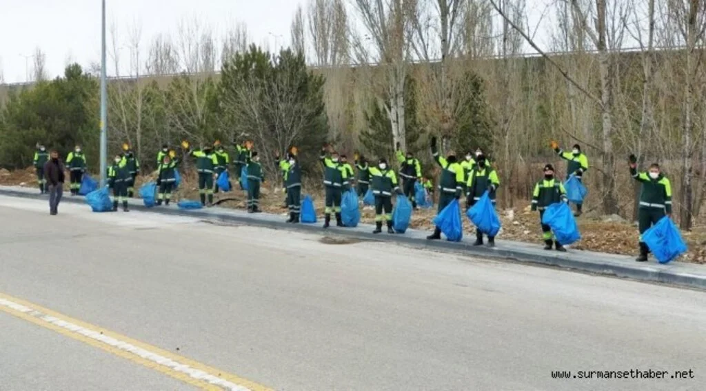 ​​KEÇİÖREN’DE MINTIKA EKİBİ YOL KENARLARINDAKİ ATIKLARI TOPLADI