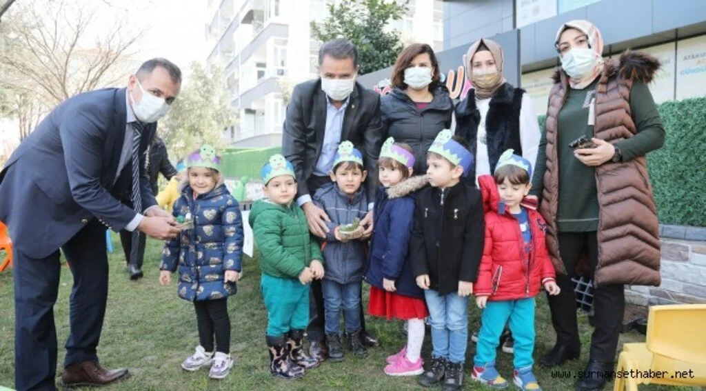 AtaÇocuk’ta minik çiftçiler   ilk tohumlarını Başkan Deveci’yle ekti 