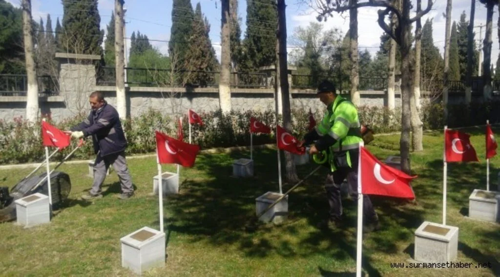 Bergama Belediyesi şehitlikte temizlik çalışması yaptı