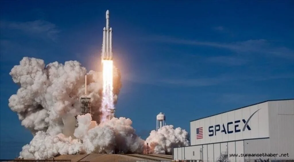 SpaceX 4 astronotu taşıyan Crew Dragon mekiğini uzaya fırlattı