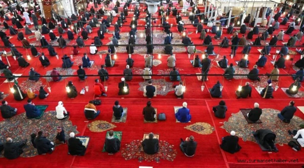 Tam kapanmada teravih hariç cuma ve vakit namazları camilerde kılınacak