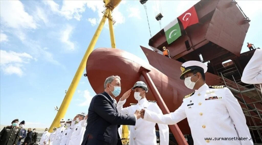 Akar beraberindeki TSK komuta kademesi ile MİLGEM korvetinin inşa çalışmalarını inceledi