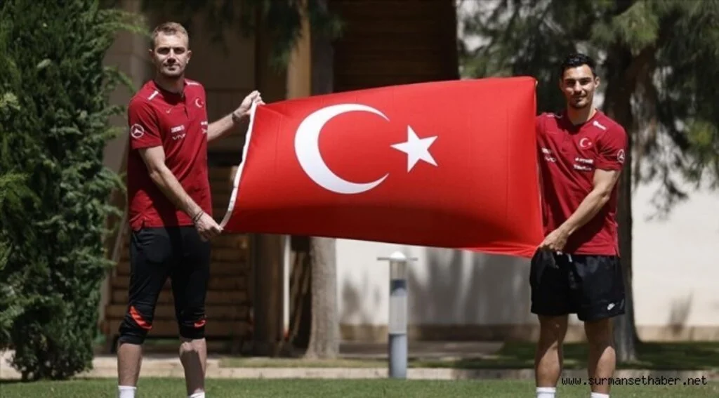 Milli futbolcular Mert Günok ve Kaan Ayhan EURO 2020'de başarıdan emin