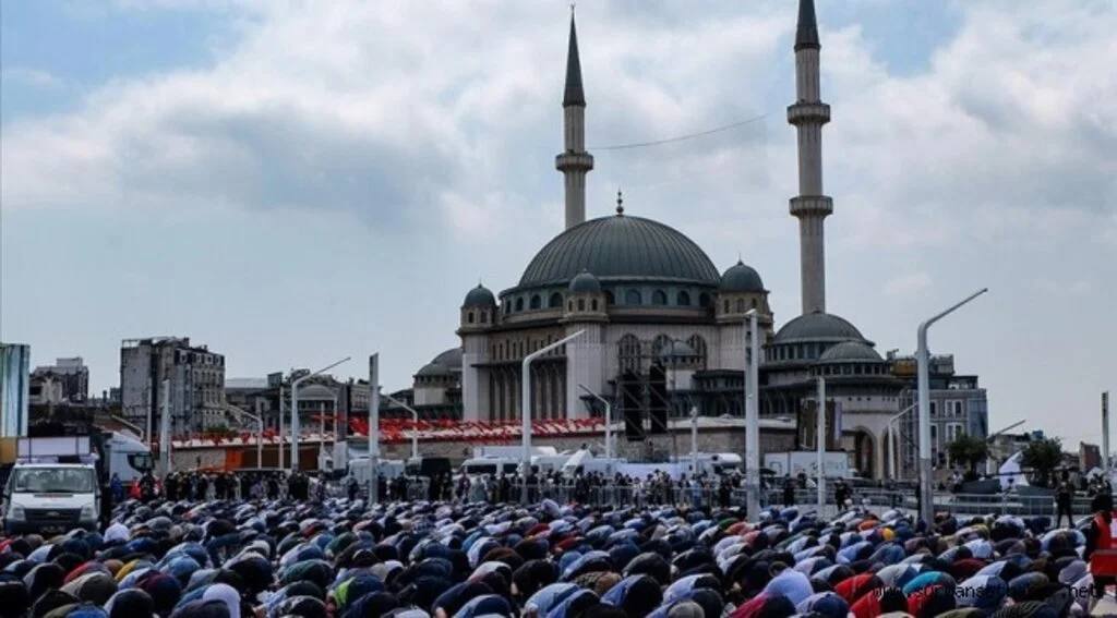 Taksim'e yapılan cami kılınan cuma namazıyla ibadete açıldı
