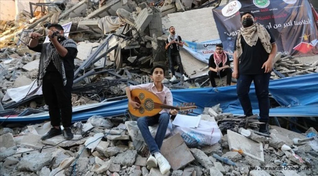 Gazze'de, İsrail saldırılarında yıkılan Hanadi binasının enkazı üzerinde konser verildi