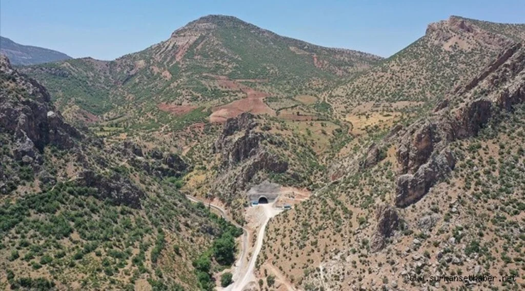 Huzurun tesis edildiği Siirt ve Şırnak'ta dağlarda açılan tünellerle ulaşım kolaylaşacak