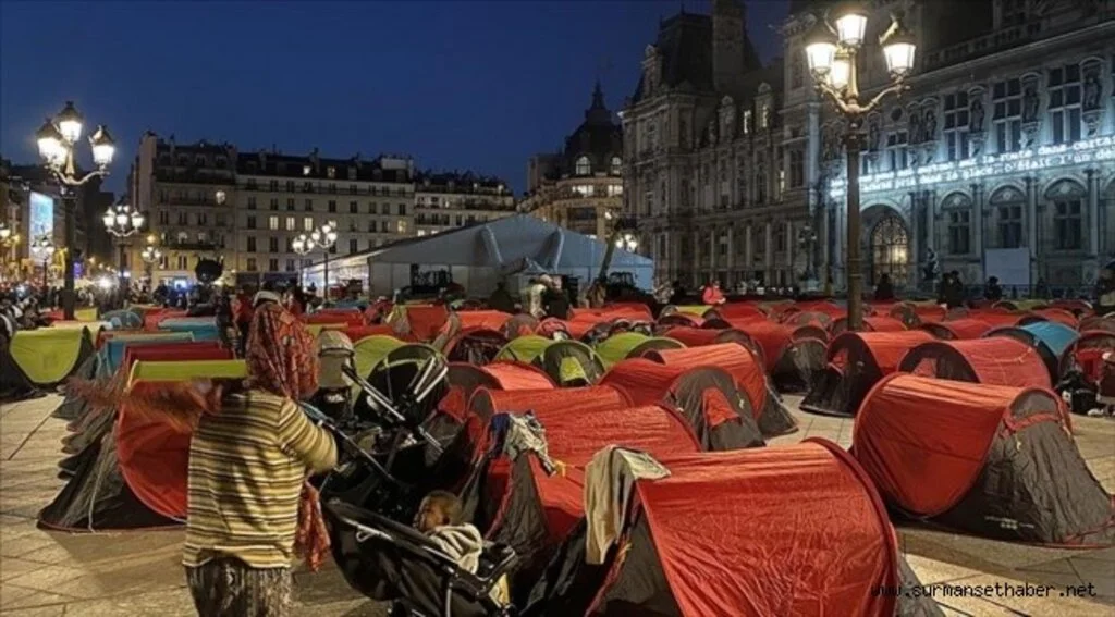 Paris Belediyesi önünde çadır kuran evsiz göçmenler tahliye edildi