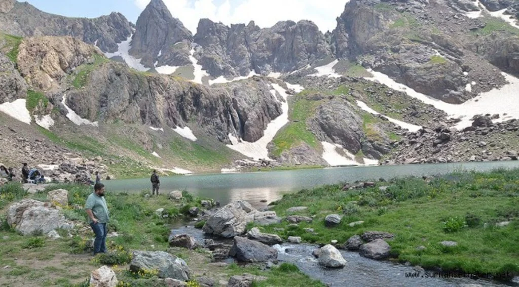 Huzurun adresi Cilo Dağları'nda erbane ve santur dinletisi