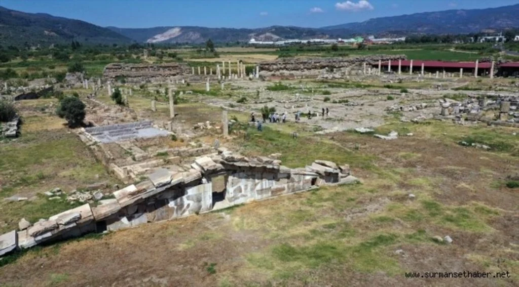 Magnesia Antik Kenti'ndeki kazılarda hedef toprak altındaki Zeus tapınağı