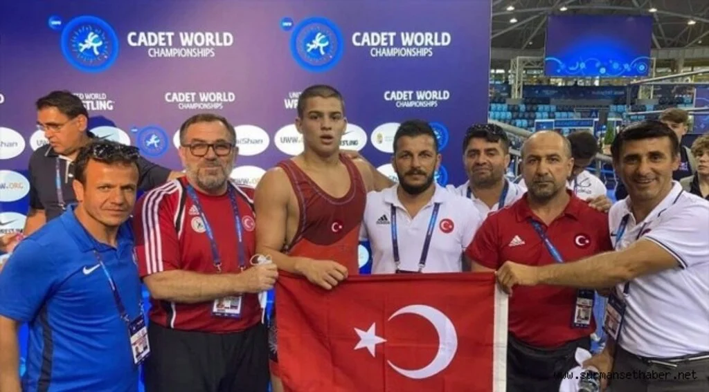 Milli güreşçi Rıfat Eren Gıdak yıldızlarda dünya şampiyonu oldu