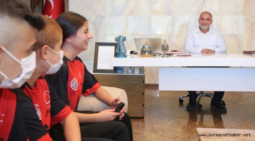 RİNGİN YILDIZLARINDAN BAŞKAN SANDIKÇI’YA MADALYA SÖZÜ